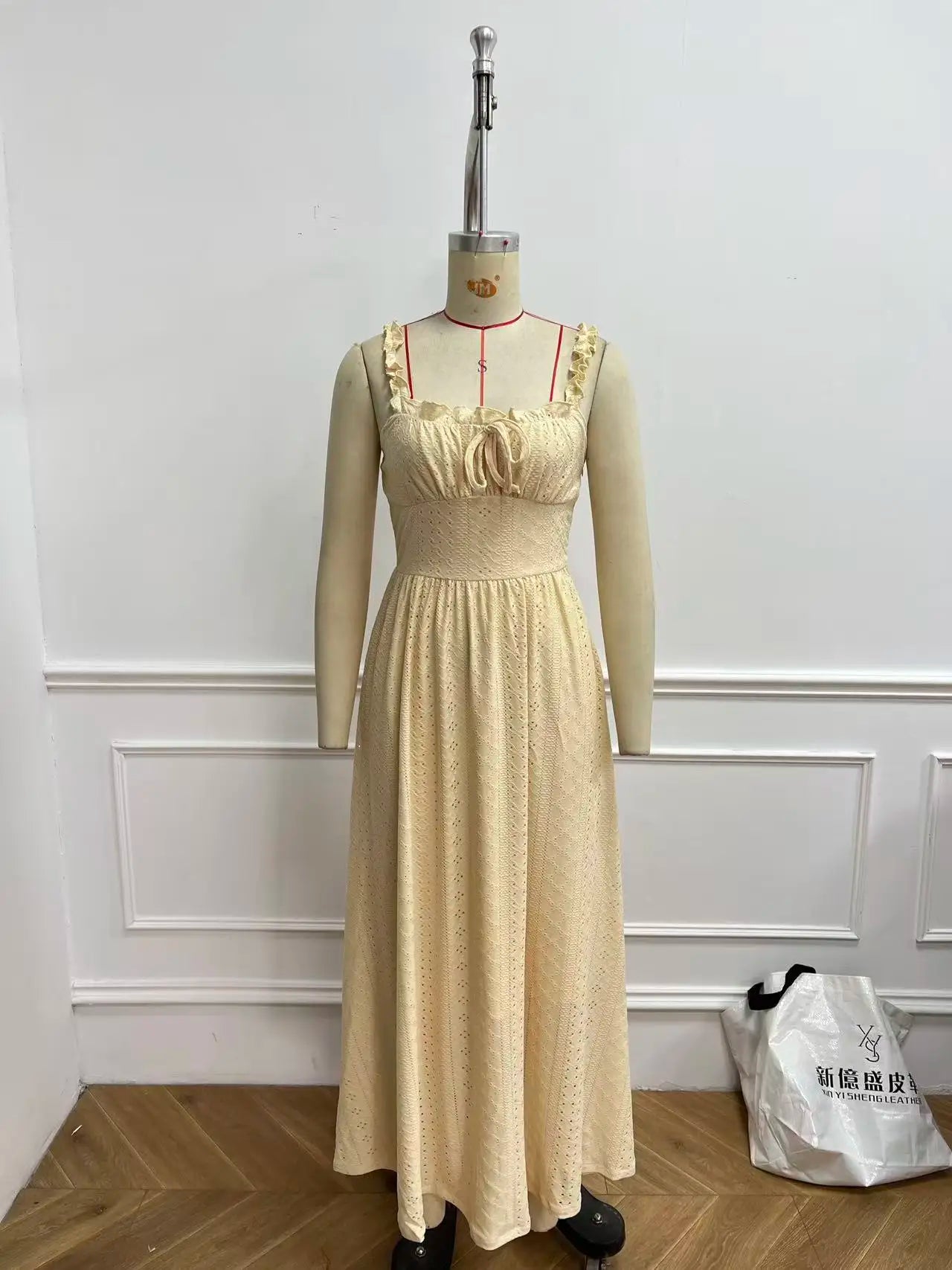 Women's Solid Color Spaghetti Strap Dress, Stylish Sleeveless Long Dress, Suitable for Beach or Casual Outings.