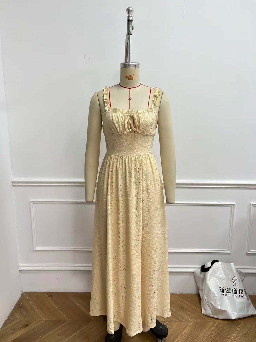 Women's solid color spaghetti strap dress, stylish sleeveless long dress, suitable for beach or casual outings.
